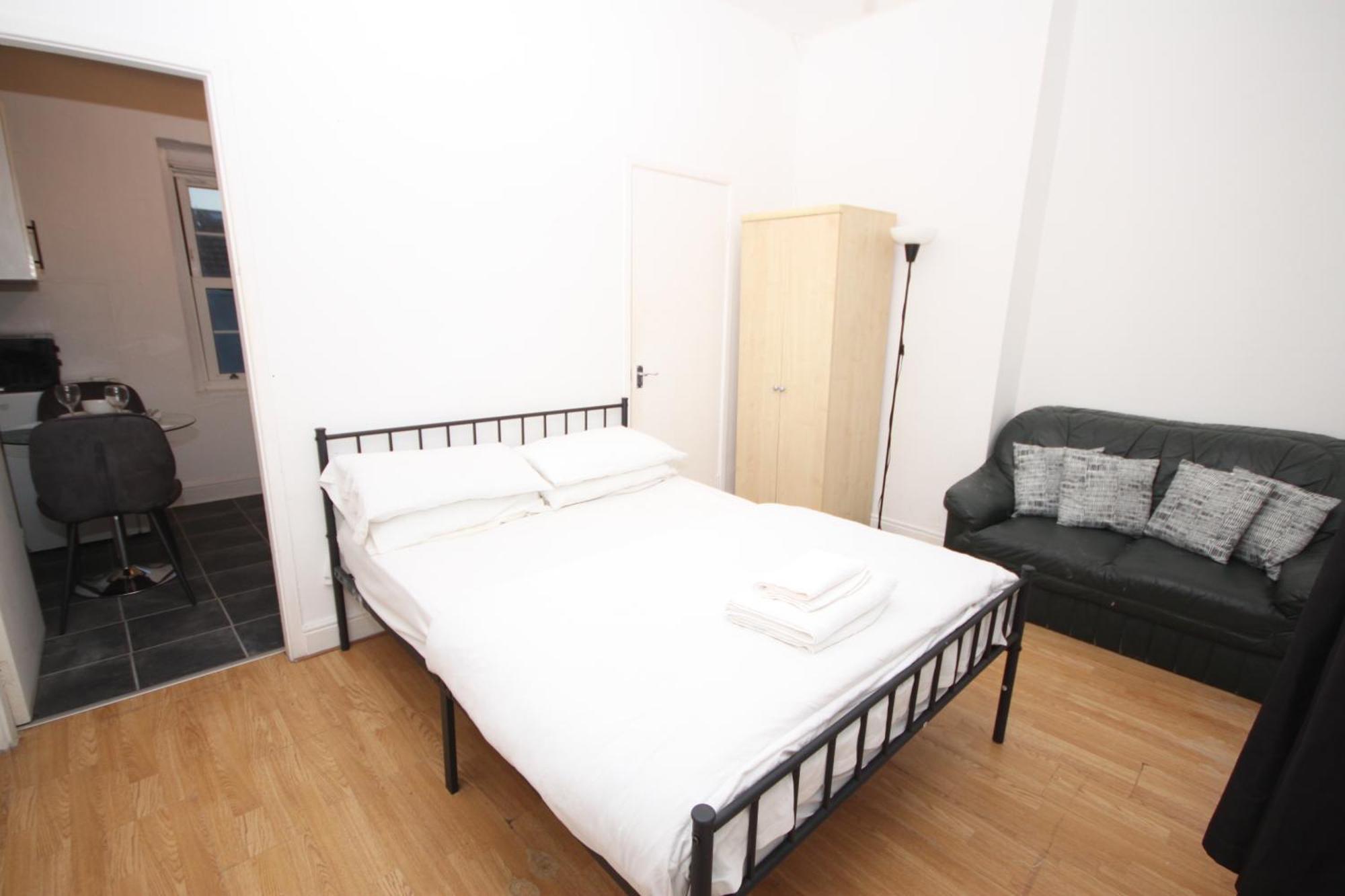 Barton Seaview, Self Catering Studio Apartments, Promenade & Central Beach Location, Families, Couples Or 23 Years Plus Only, Free Parking Блэкпул Экстерьер фото