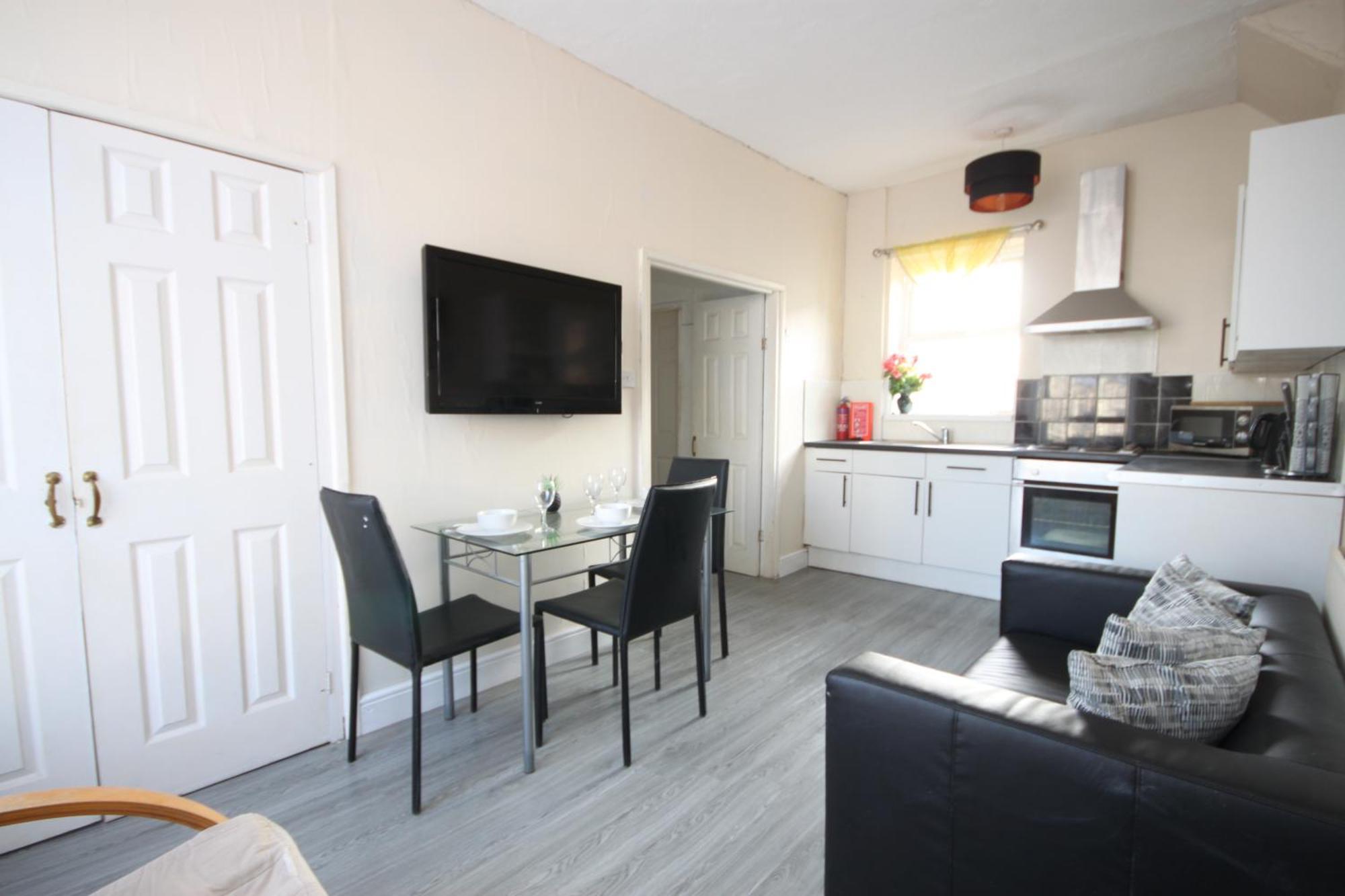 Barton Seaview, Self Catering Studio Apartments, Promenade & Central Beach Location, Families, Couples Or 23 Years Plus Only, Free Parking Блэкпул Экстерьер фото